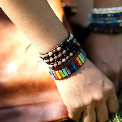 Pulsera de Cuero Artesanal con Piedras Esmeriladas: Equilibrio y Estilo en tu Vida