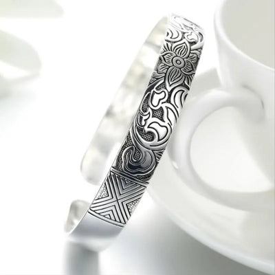 Pulsera de Plata con Flor de Loto – Pureza, Fortaleza y Elegancia