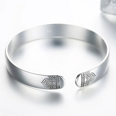 Pulsera de Plata con Flor de Loto – Pureza, Fortaleza y Elegancia