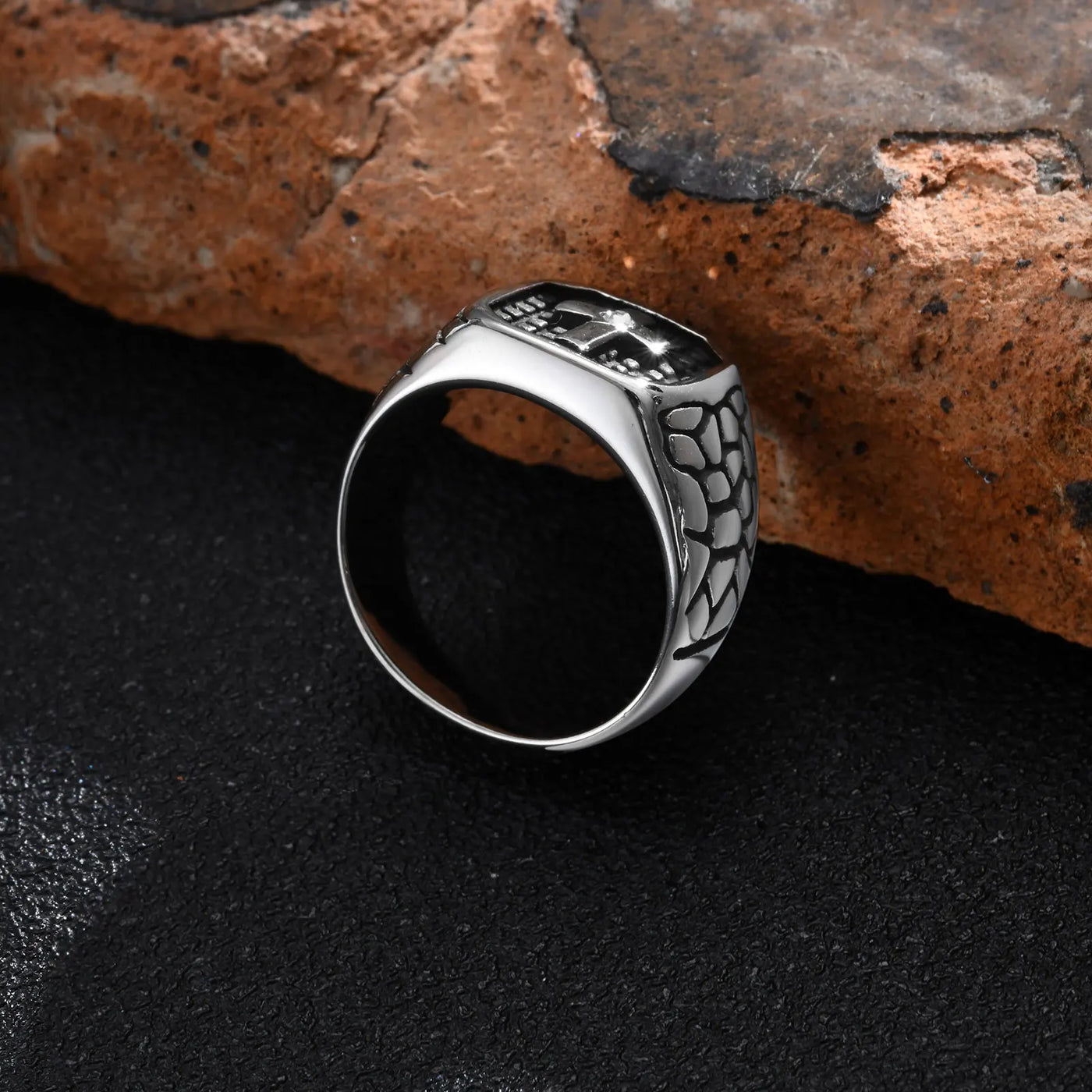 Anillo Cruz de Circones: El Símbolo Inquebrantable de Fe y Fuerza