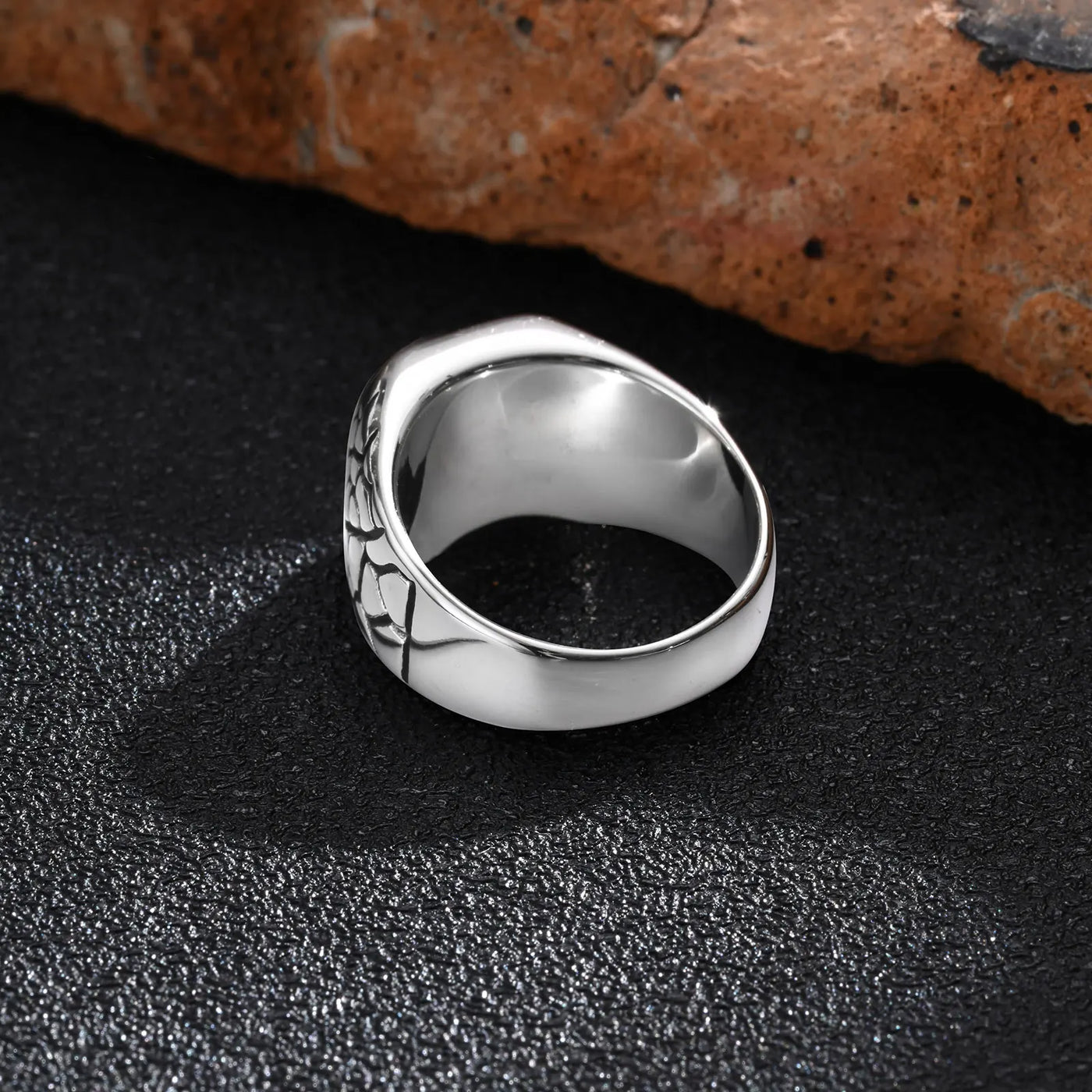 Anillo Cruz de Circones: El Símbolo Inquebrantable de Fe y Fuerza