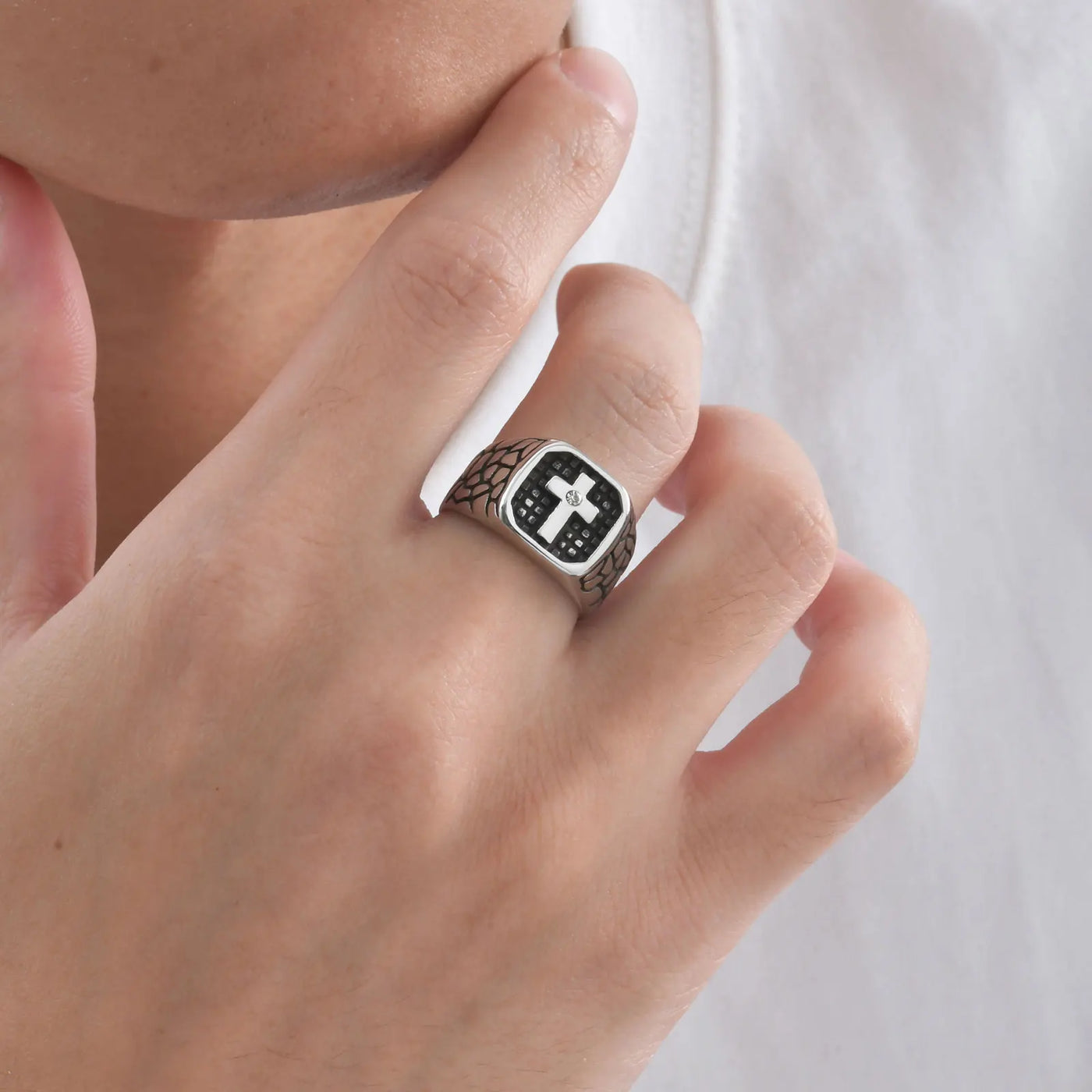 Anillo Cruz de Circones: El Símbolo Inquebrantable de Fe y Fuerza