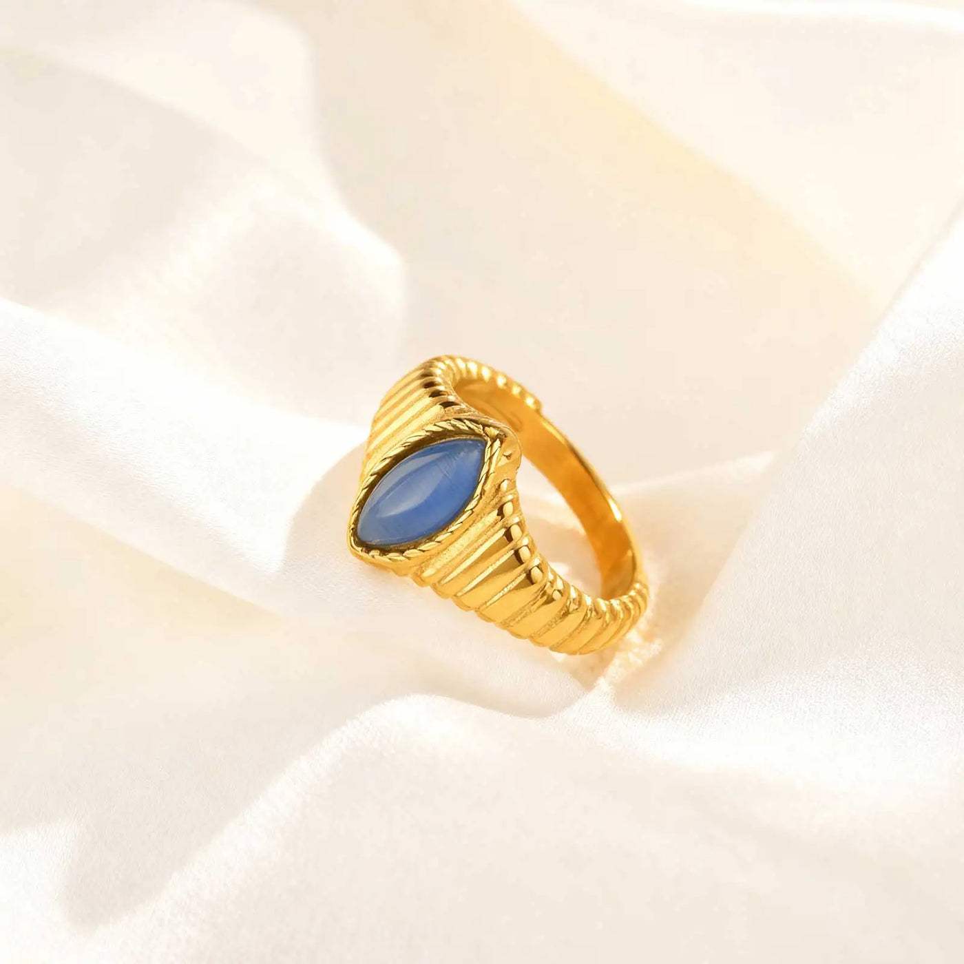 Anillo de Ópalo con Baño de Oro: La Joya que Despierta tu Intuición