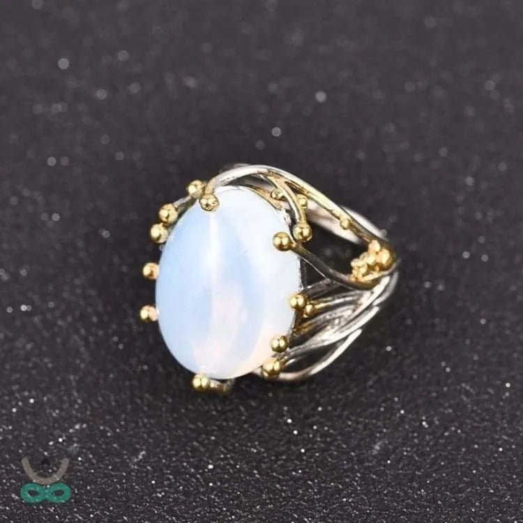 Anillo de Hadas en Piedra Lunar - Magia y Elegancia en Cada Movimiento