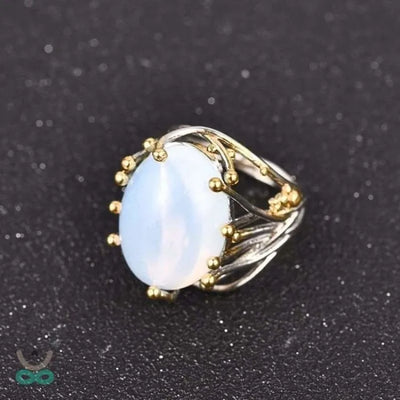 Anillo de Hadas en Piedra Lunar - Magia y Elegancia en Cada Movimiento
