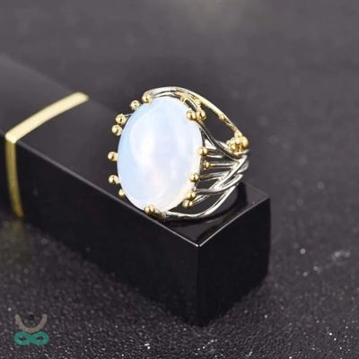 Anillo de Hadas en Piedra Lunar - Magia y Elegancia en Cada Movimiento