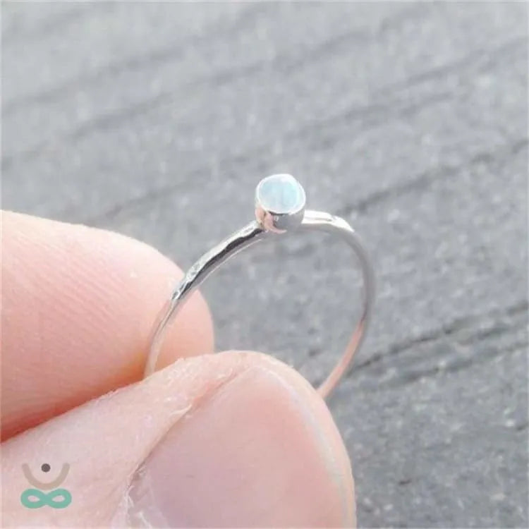 Anillo fino con piedra lunar