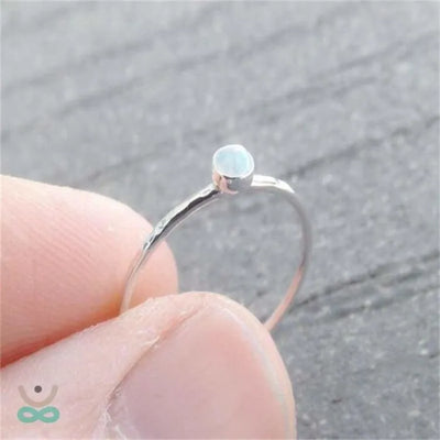 Anillo fino con piedra lunar