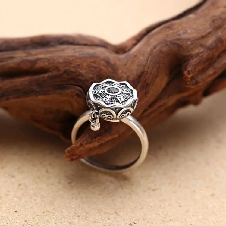 Anillo de plata de ley con el mantra de la compasión