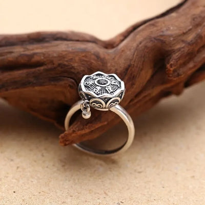 Anillo de plata de ley con el mantra de la compasión