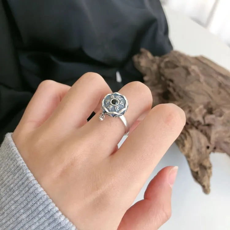 Anillo de plata de ley con el mantra de la compasión