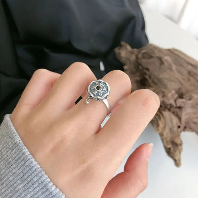 Anillo de plata de ley con el mantra de la compasión