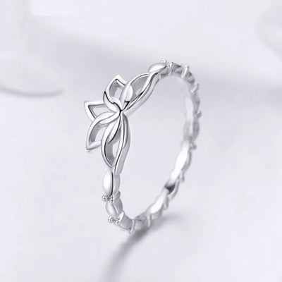 Anillo flor de loto, plata brillante y elegante