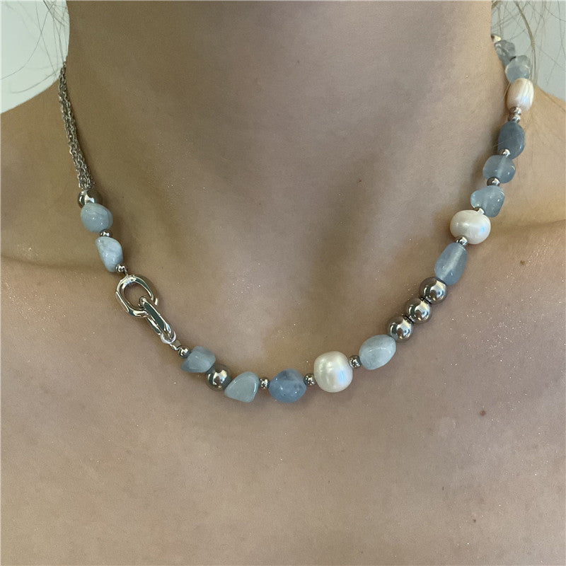 Collar de piedra azul natural con perlas de agua dulce