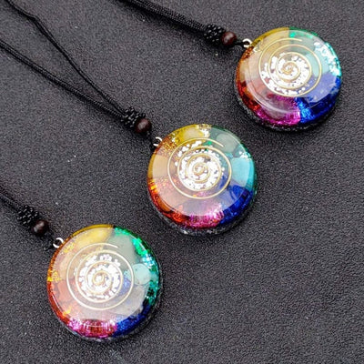 Collier avec pendentif aux couleurs des 7 chakras en forme d’escargot - Collier