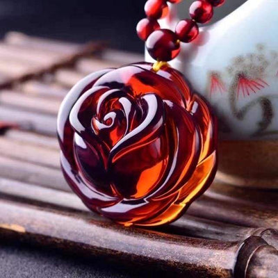Collier en ambre ’ la rose éternelle ’